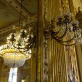 Tra solenni specchi luccicanti d�oro...